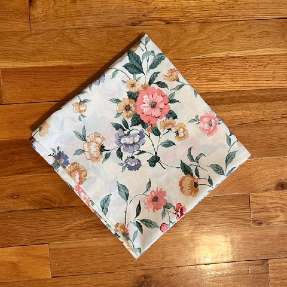 Vintage King size pillowcase with cottagecore flowers, Thomaston‎
